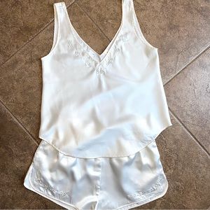 GUC Vintage 80s - Victoria’s Secret - Cream Cami & Shorts Embroidered Set